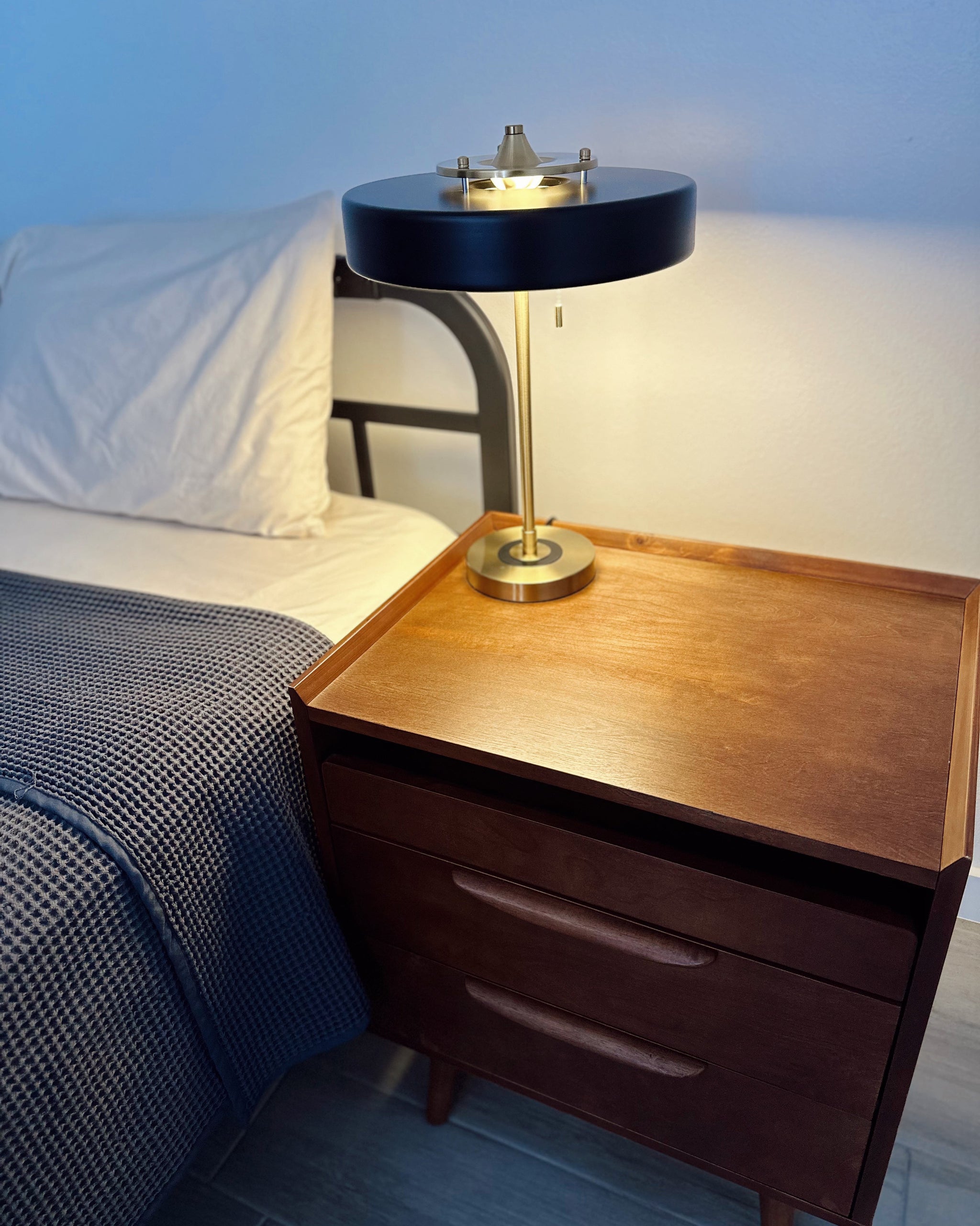 Lampa Stołowa LED w Stylu Vintage z Łańcuszkiem | Elegancka Lampka do Sypialni