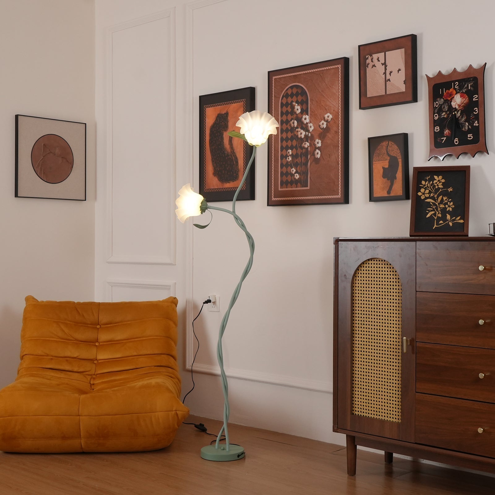 Lampa Podłogowa z Kwiatowym Motywem | Eleganckie Oświetlenie do Salonu