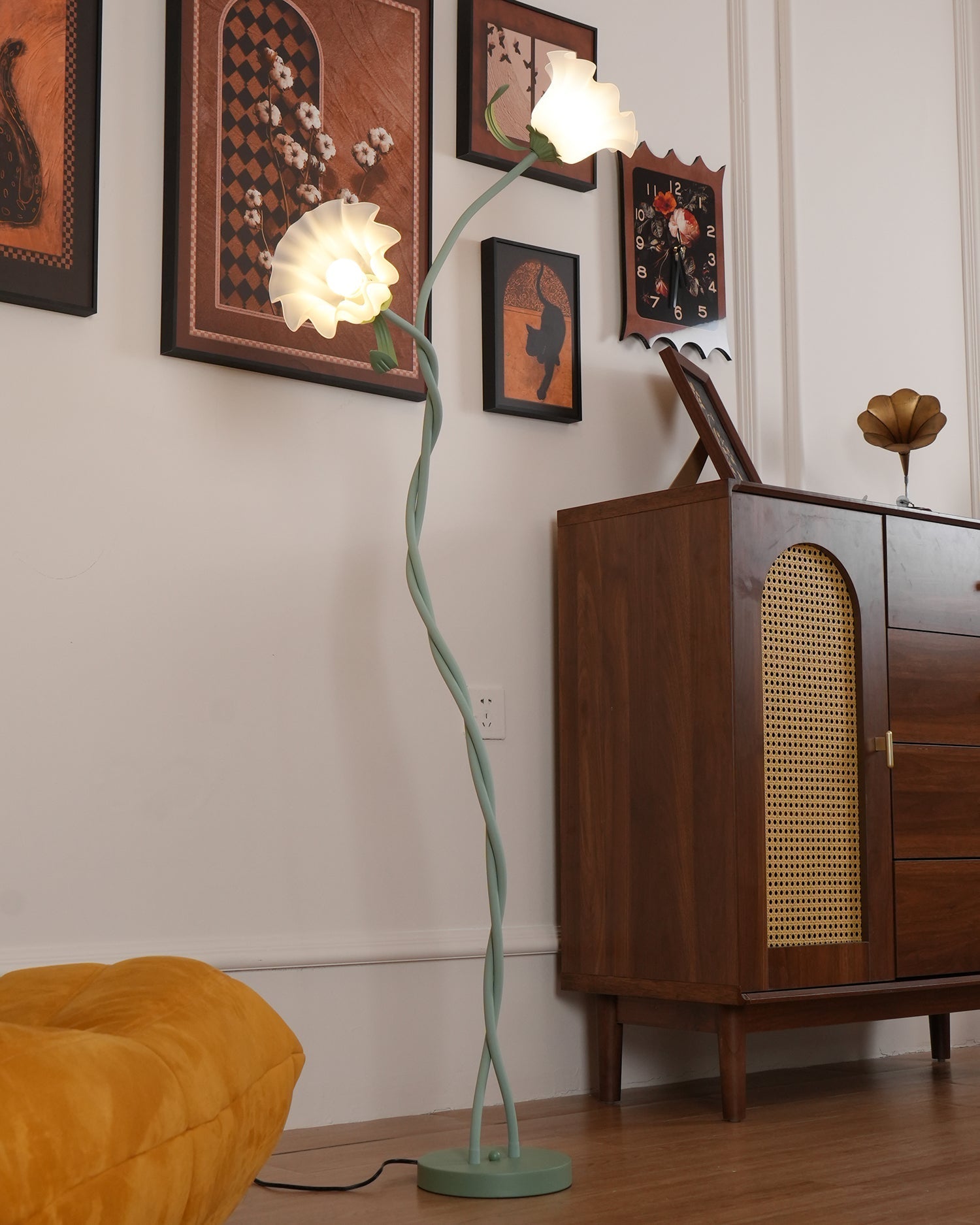 Lampa Podłogowa z Kwiatowym Motywem | Eleganckie Oświetlenie do Salonu