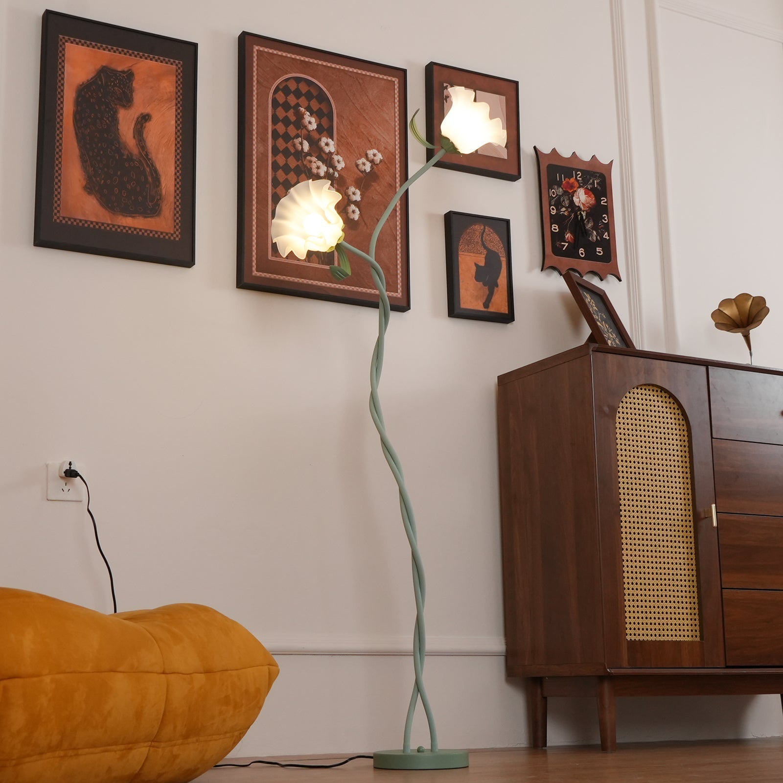 Lampa Podłogowa z Kwiatowym Motywem | Eleganckie Oświetlenie do Salonu