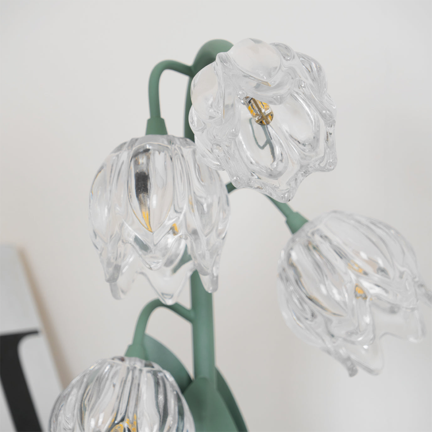 Szklana Lampa Stołowa w Kwiatowym Stylu | Dekoracyjna Lampka do Sypialni i Salonu