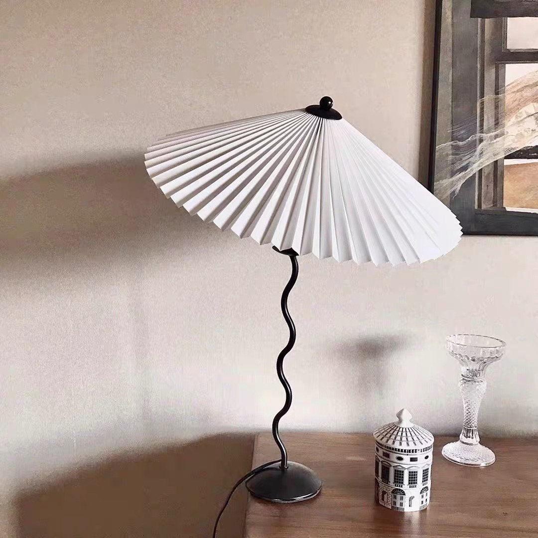 Lampa Stołowa w Stylu Nordyckim z Plisowanym Kloszem | Designerska Lampka Stojąca do Salonu
