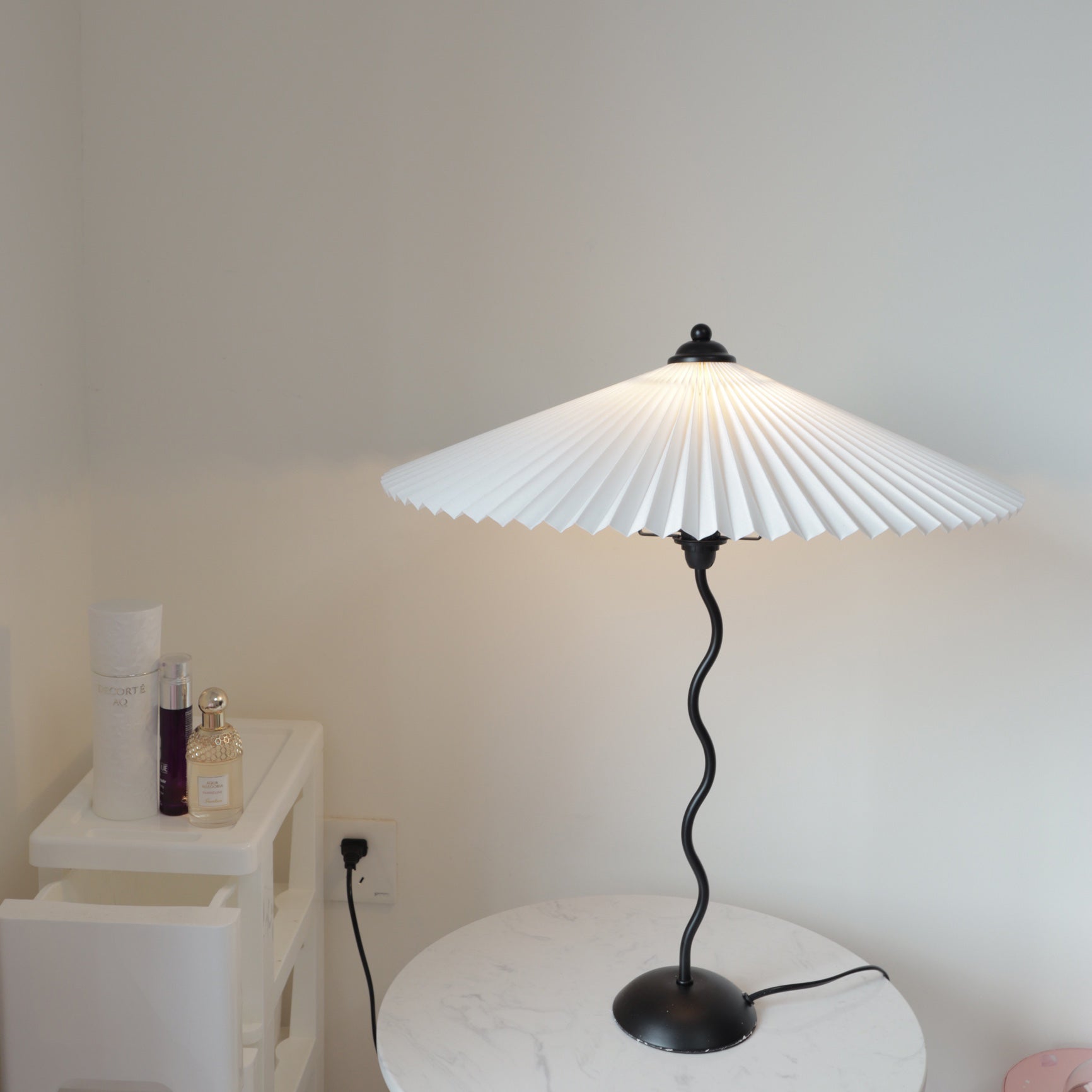 Lampa Stołowa w Stylu Nordyckim z Plisowanym Kloszem | Designerska Lampka Stojąca do Salonu