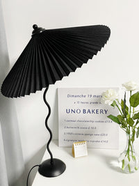 Lampa Stołowa w Stylu Nordyckim z Plisowanym Kloszem | Designerska Lampka Stojąca do Salonu