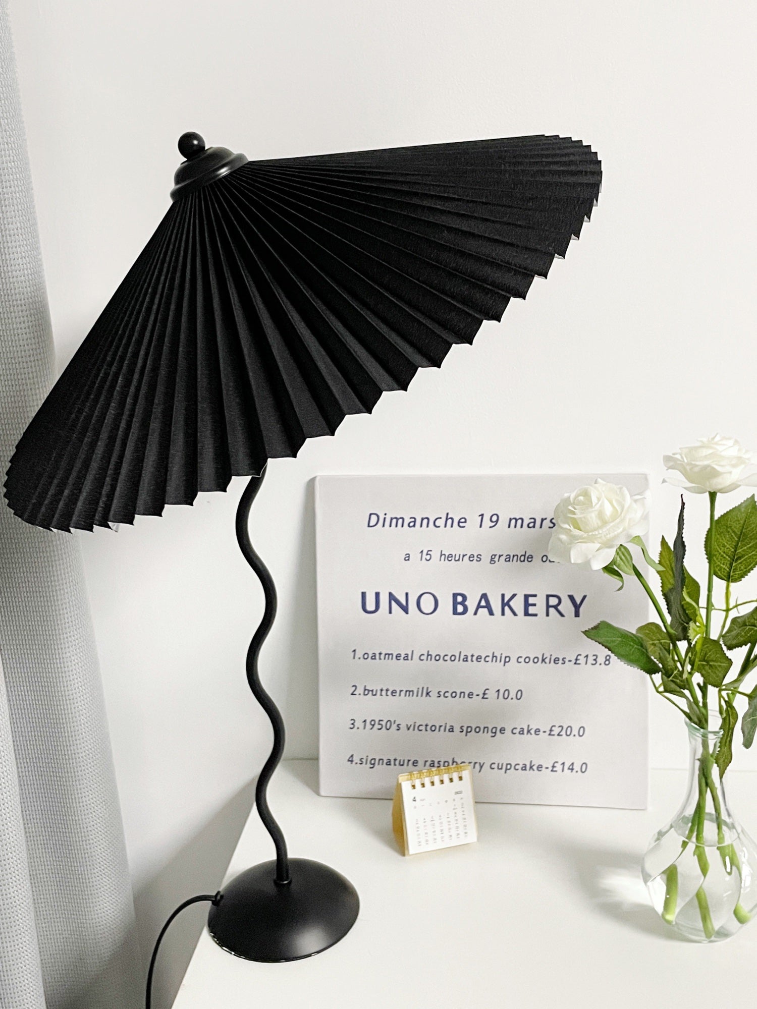 Lampa Stołowa w Stylu Nordyckim z Plisowanym Kloszem | Designerska Lampka Stojąca do Salonu