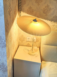 Lampa Stołowa w Stylu Nordyckim z Plisowanym Kloszem | Designerska Lampka Stojąca do Salonu