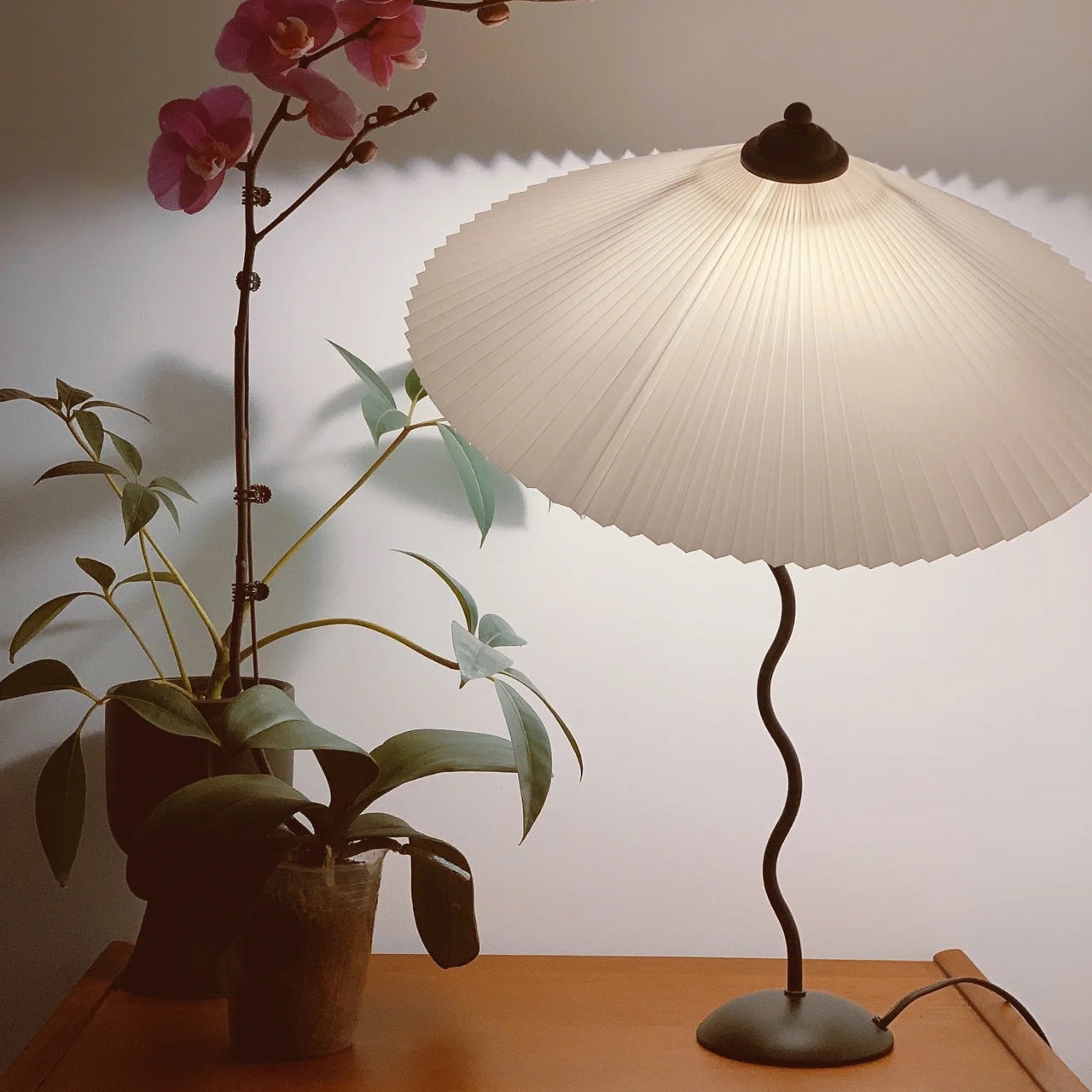Lampa Stołowa w Stylu Nordyckim z Plisowanym Kloszem | Designerska Lampka Stojąca do Salonu