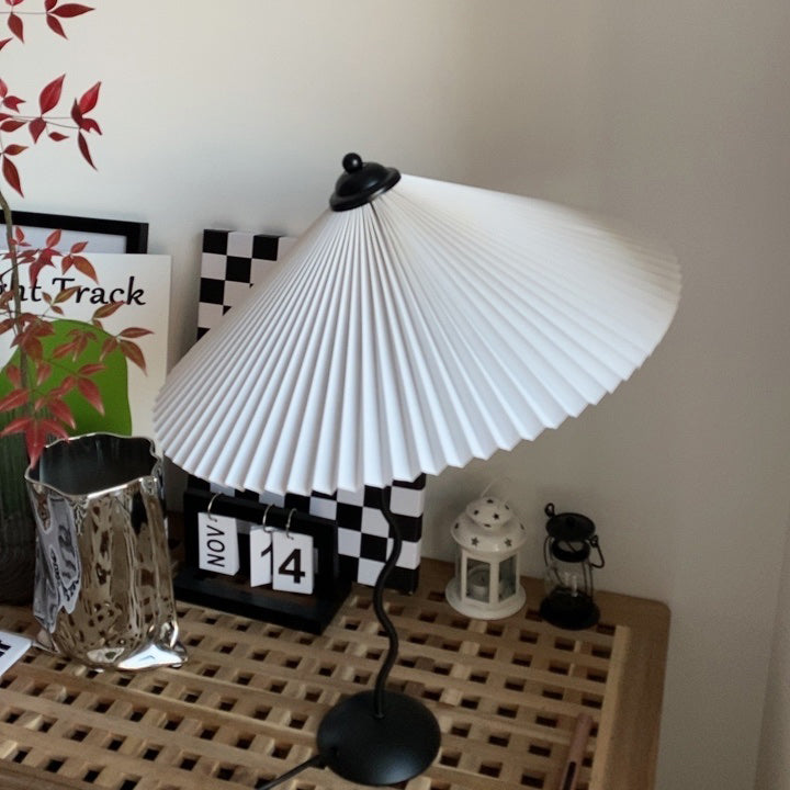 Lampa Stołowa w Stylu Nordyckim z Plisowanym Kloszem | Designerska Lampka Stojąca do Salonu