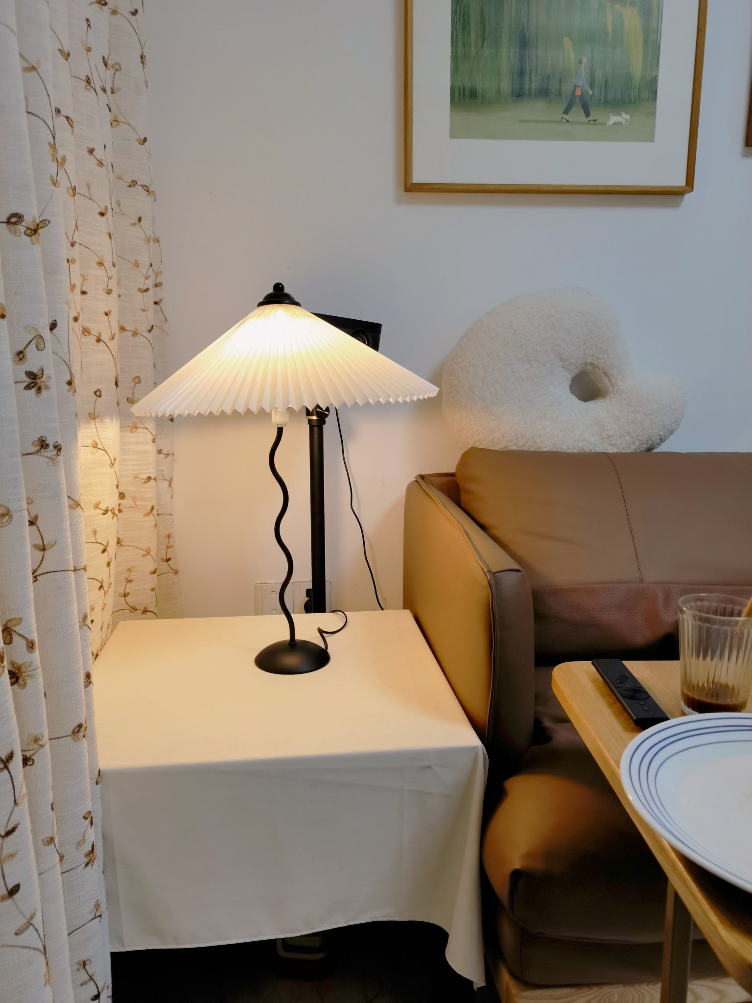 Lampa Stołowa w Stylu Nordyckim z Plisowanym Kloszem | Designerska Lampka Stojąca do Salonu