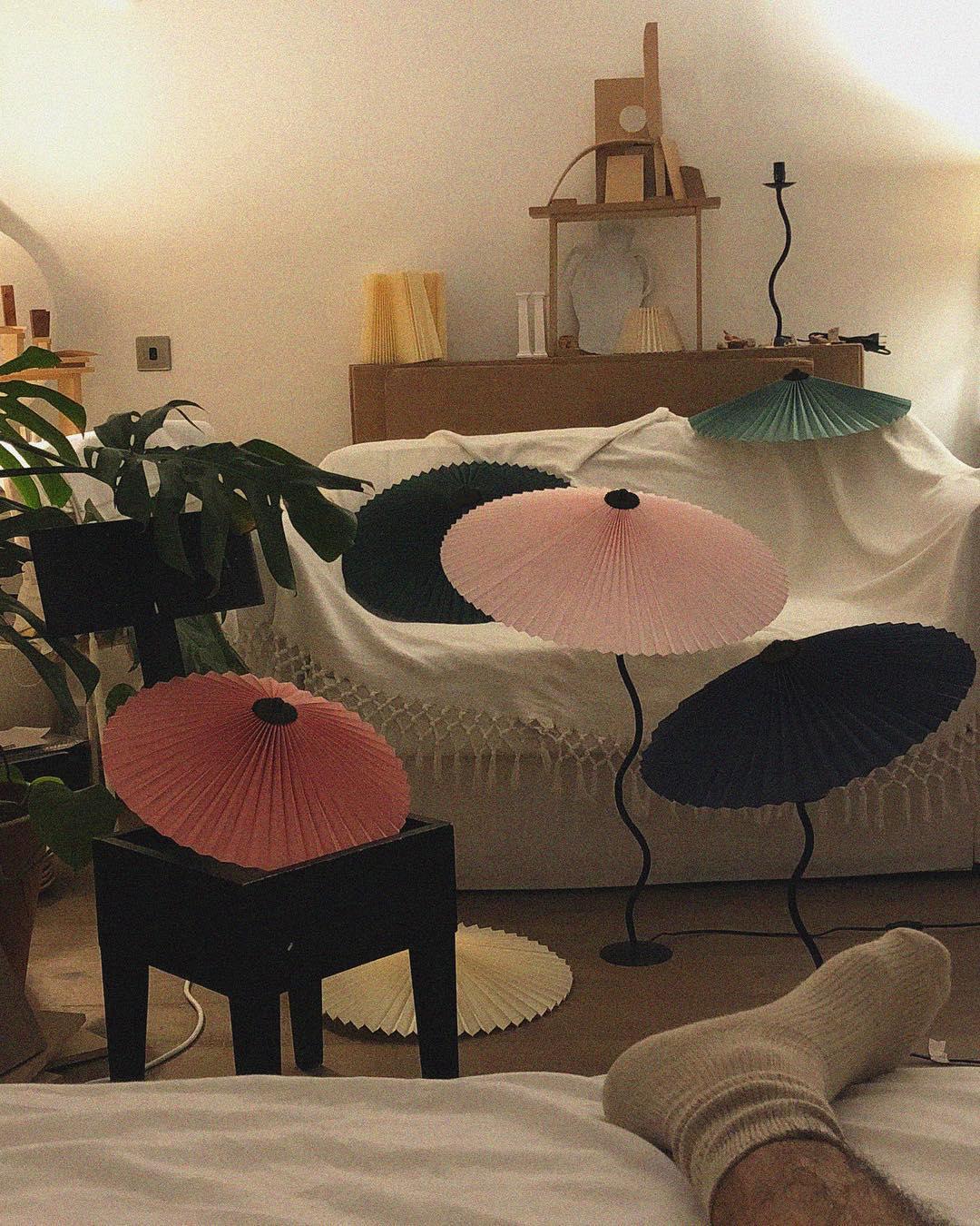 Lampa Stołowa w Stylu Nordyckim z Plisowanym Kloszem | Designerska Lampka Stojąca do Salonu