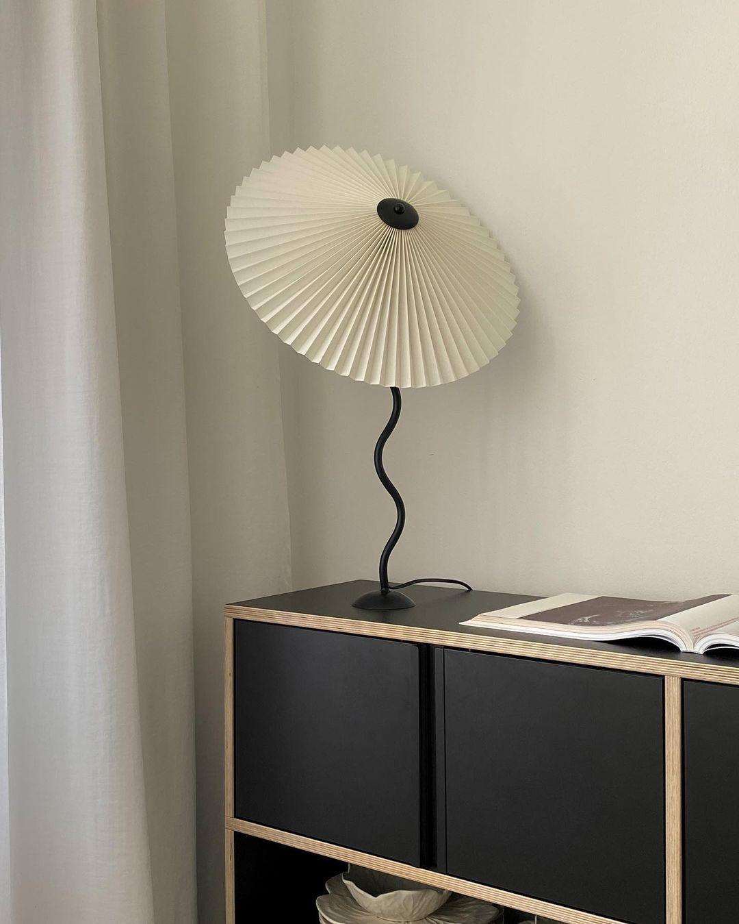 Lampa Stołowa w Stylu Nordyckim z Plisowanym Kloszem | Designerska Lampka Stojąca do Salonu