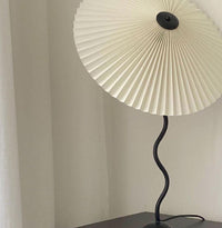 Lampa Stołowa w Stylu Nordyckim z Plisowanym Kloszem | Designerska Lampka Stojąca do Salonu