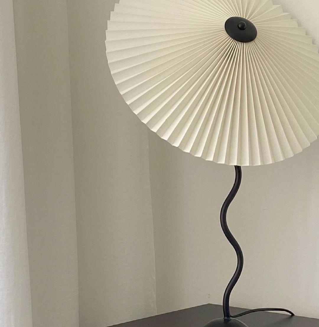 Lampa Stołowa w Stylu Nordyckim z Plisowanym Kloszem | Designerska Lampka Stojąca do Salonu