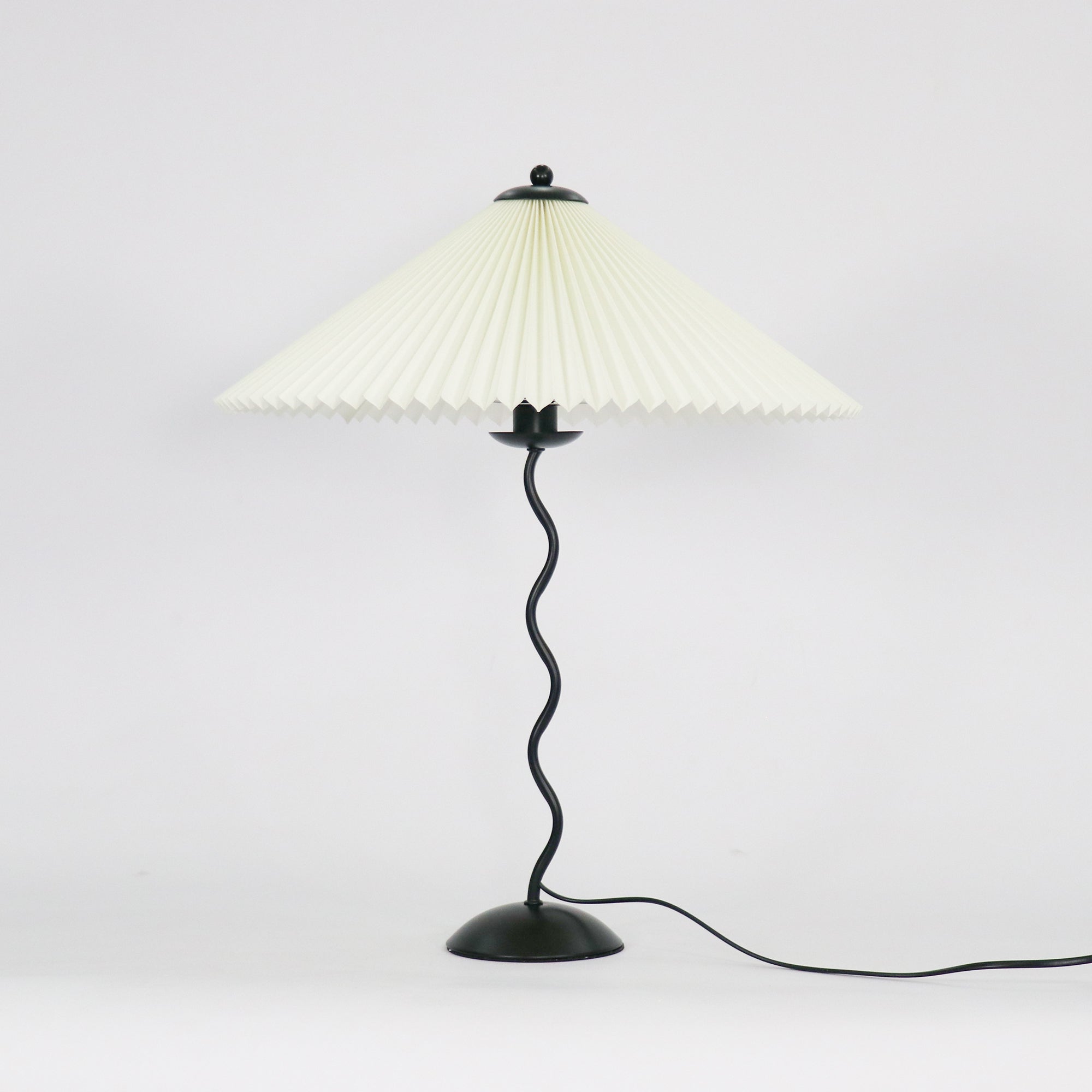 Lampa Stołowa w Stylu Nordyckim z Plisowanym Kloszem | Designerska Lampka Stojąca do Salonu