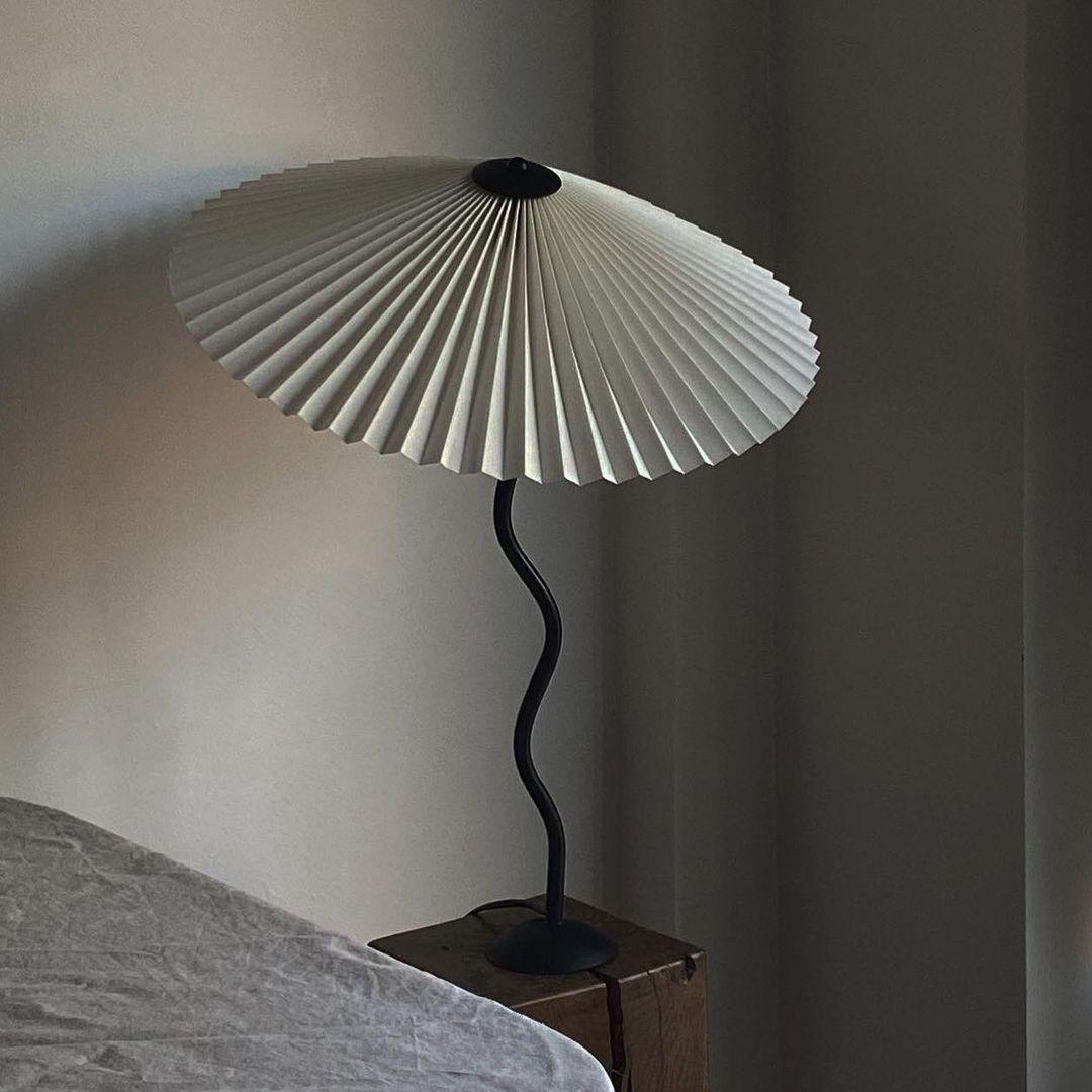 Lampa Stołowa w Stylu Nordyckim z Plisowanym Kloszem | Designerska Lampka Stojąca do Salonu