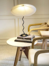 Lampa Stołowa w Stylu Nordyckim z Plisowanym Kloszem | Designerska Lampka Stojąca do Salonu