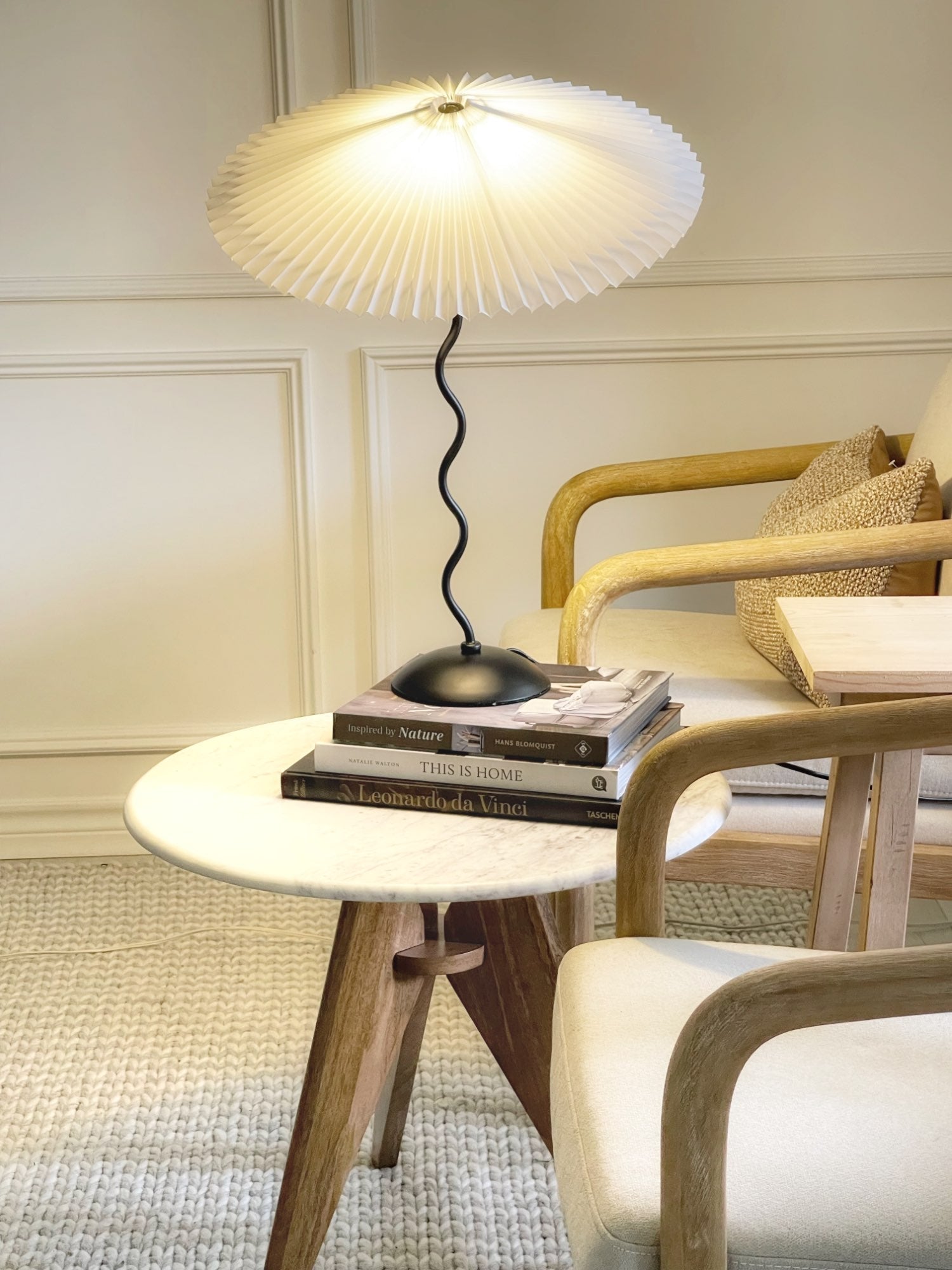 Lampa Stołowa w Stylu Nordyckim z Plisowanym Kloszem | Designerska Lampka Stojąca do Salonu