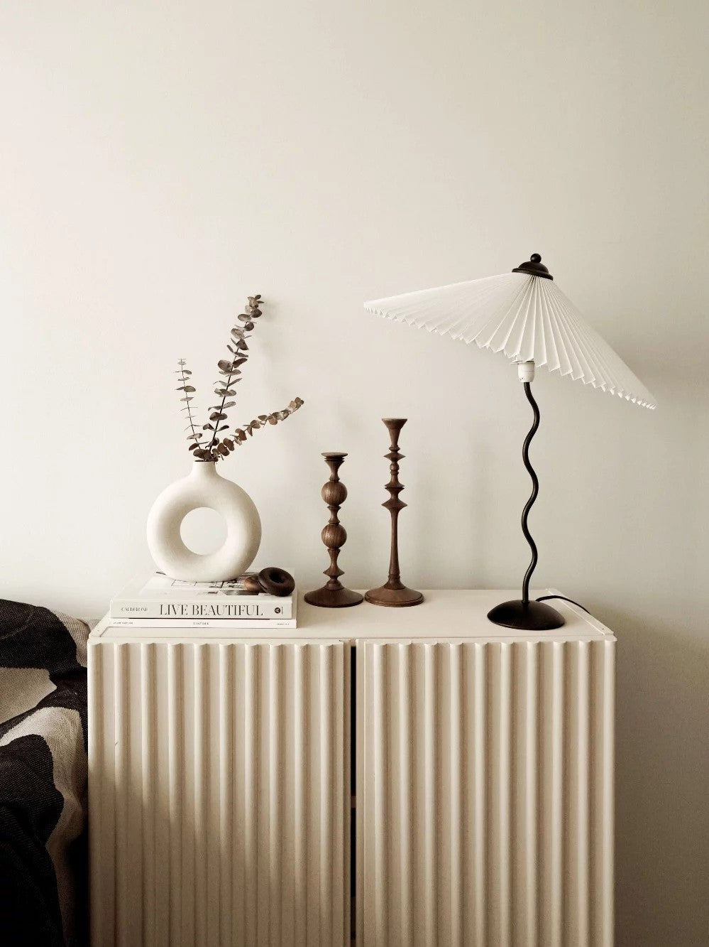 Lampa Stołowa w Stylu Nordyckim z Plisowanym Kloszem | Designerska Lampka Stojąca do Salonu