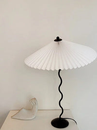 Lampa Stołowa w Stylu Nordyckim z Plisowanym Kloszem | Designerska Lampka Stojąca do Salonu