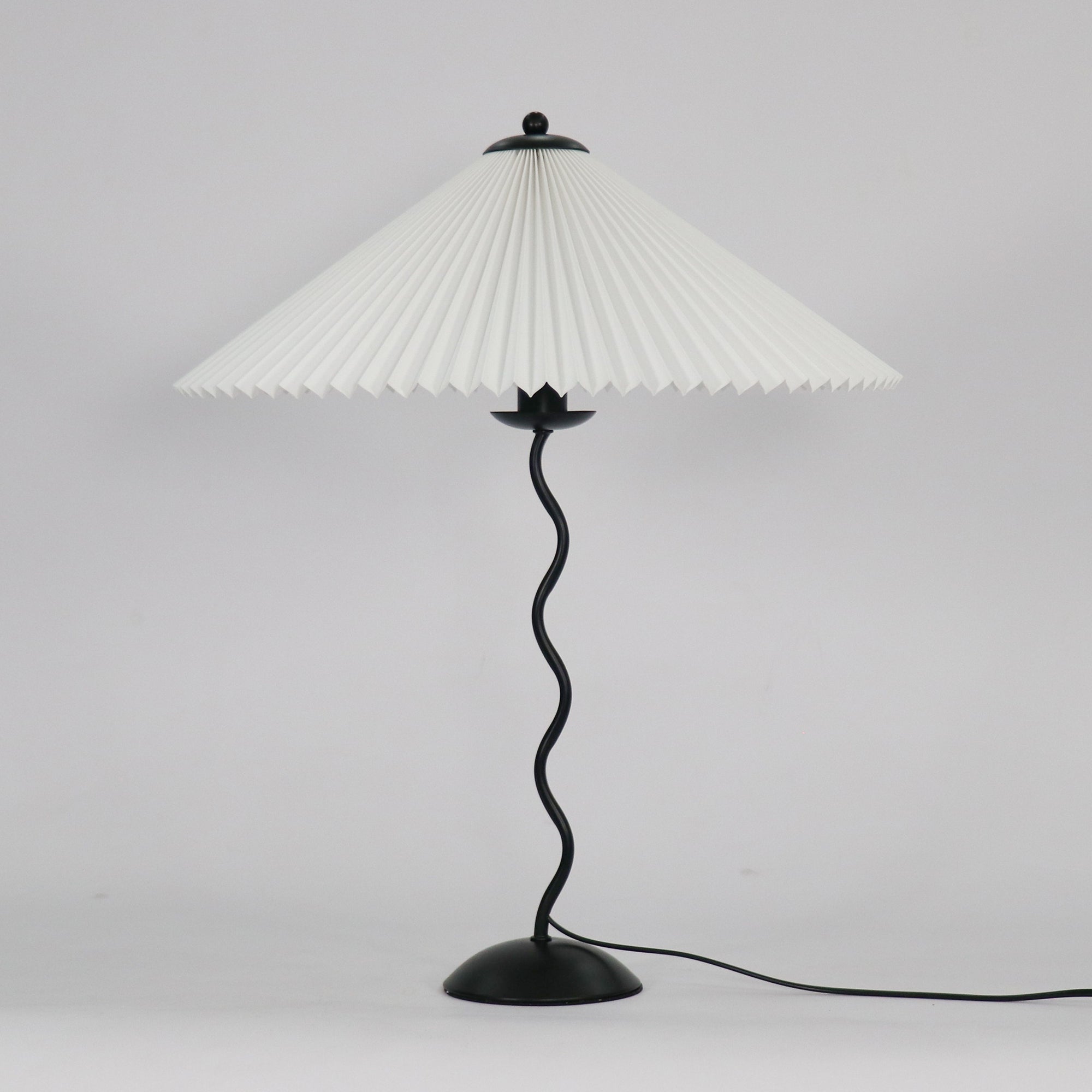 Lampa Stołowa w Stylu Nordyckim z Plisowanym Kloszem | Designerska Lampka Stojąca do Salonu