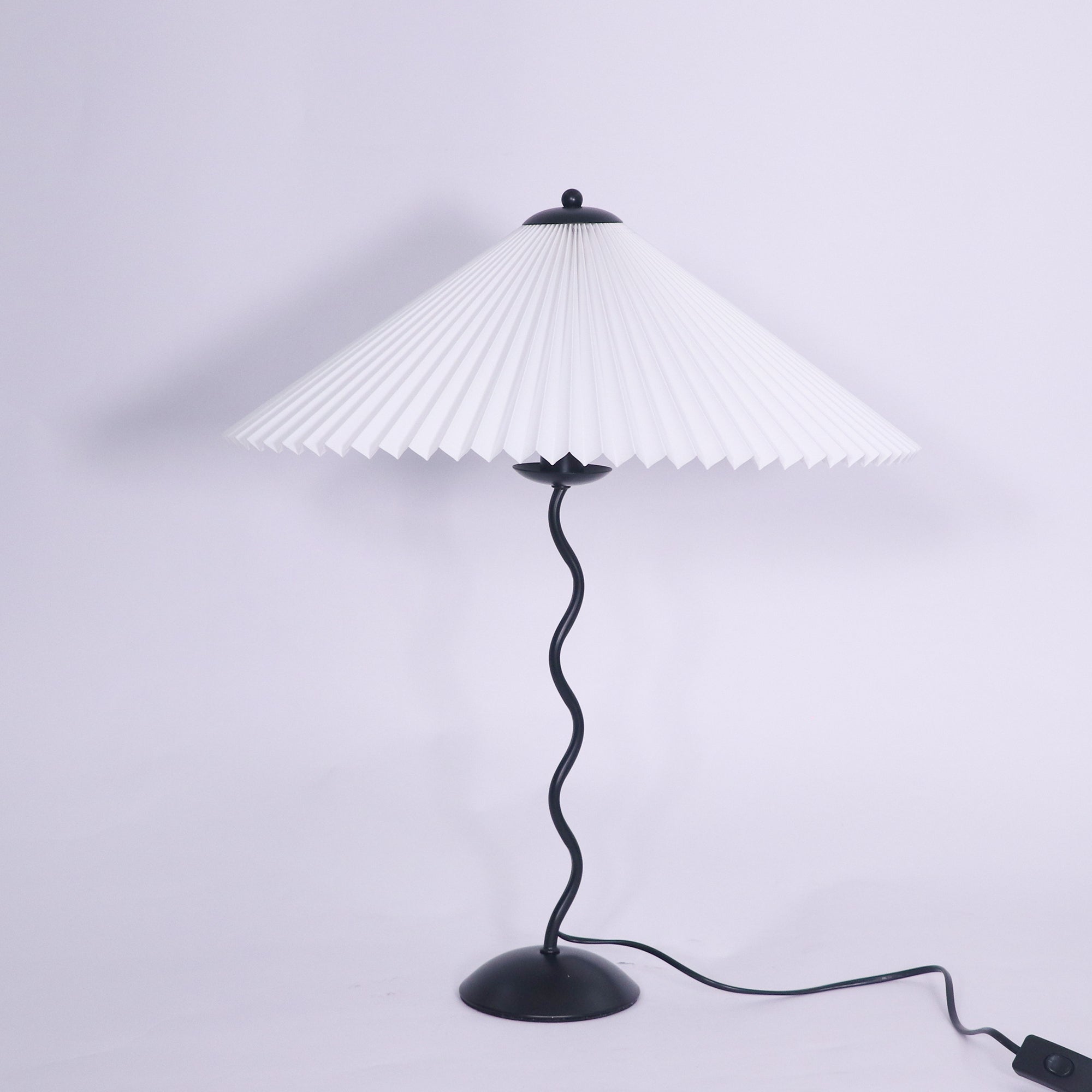 Lampa Stołowa w Stylu Nordyckim z Plisowanym Kloszem | Designerska Lampka Stojąca do Salonu