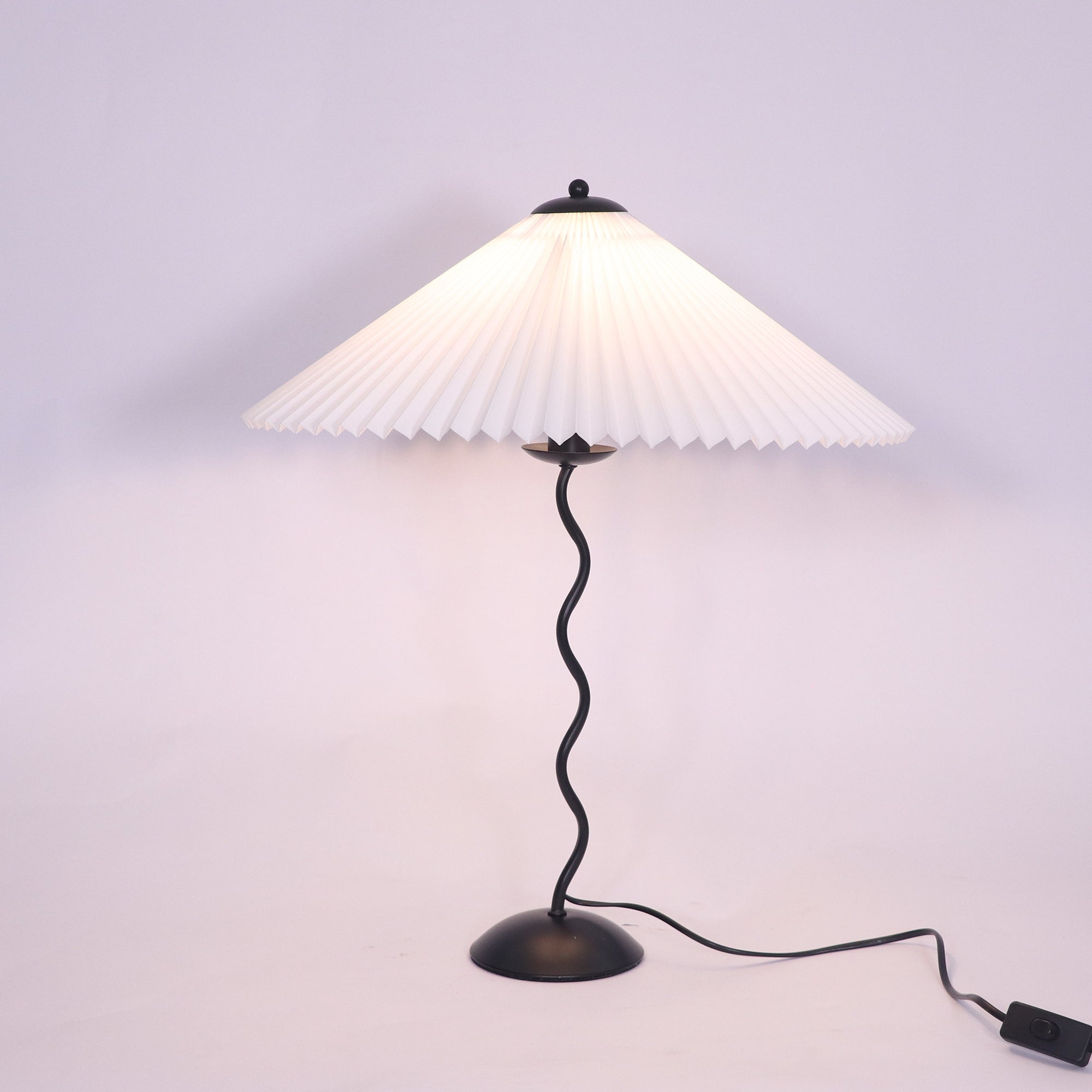 Lampa Stołowa w Stylu Nordyckim z Plisowanym Kloszem | Designerska Lampka Stojąca do Salonu