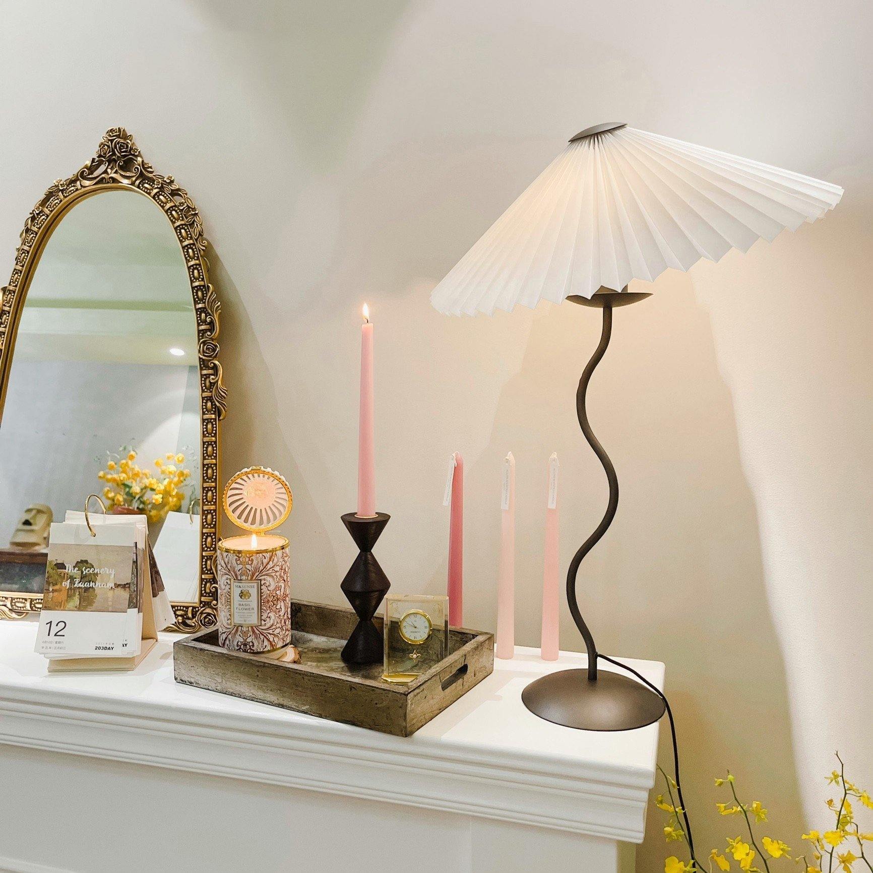 Lampa Stołowa w Stylu Nordyckim z Plisowanym Kloszem | Designerska Lampka Stojąca do Salonu