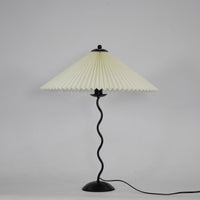 Lampa Stołowa w Stylu Nordyckim z Plisowanym Kloszem | Designerska Lampka Stojąca do Salonu