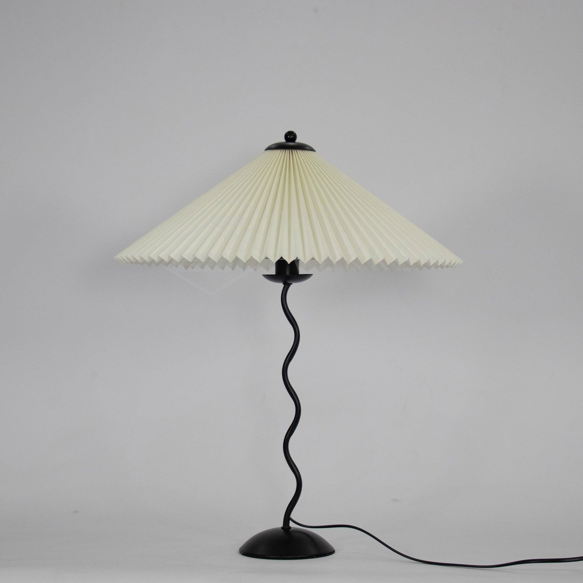 Lampa Stołowa w Stylu Nordyckim z Plisowanym Kloszem | Designerska Lampka Stojąca do Salonu