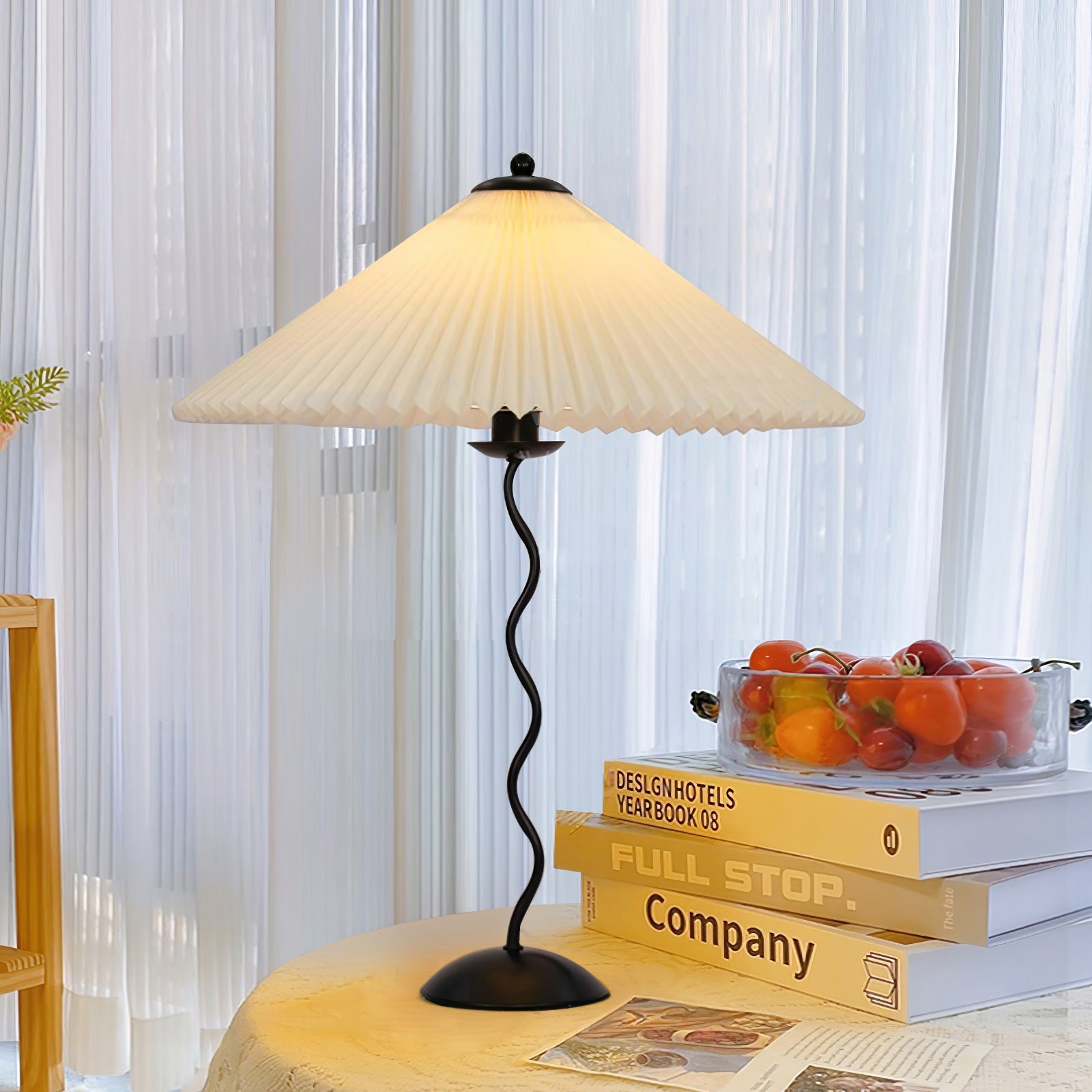 Lampa Stołowa w Stylu Nordyckim z Plisowanym Kloszem | Designerska Lampka Stojąca do Salonu